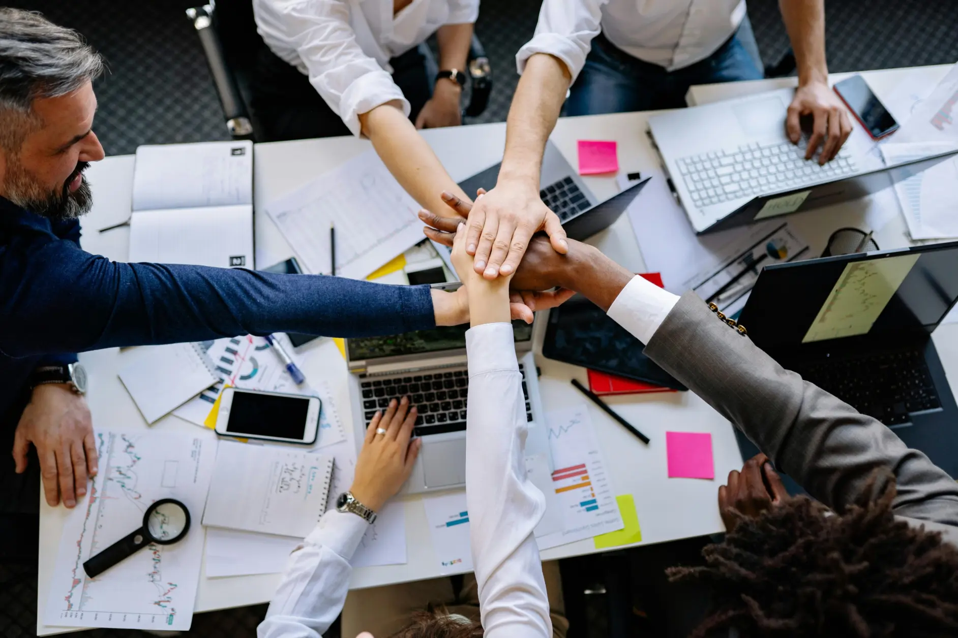 Manos de un equipo de trabajo