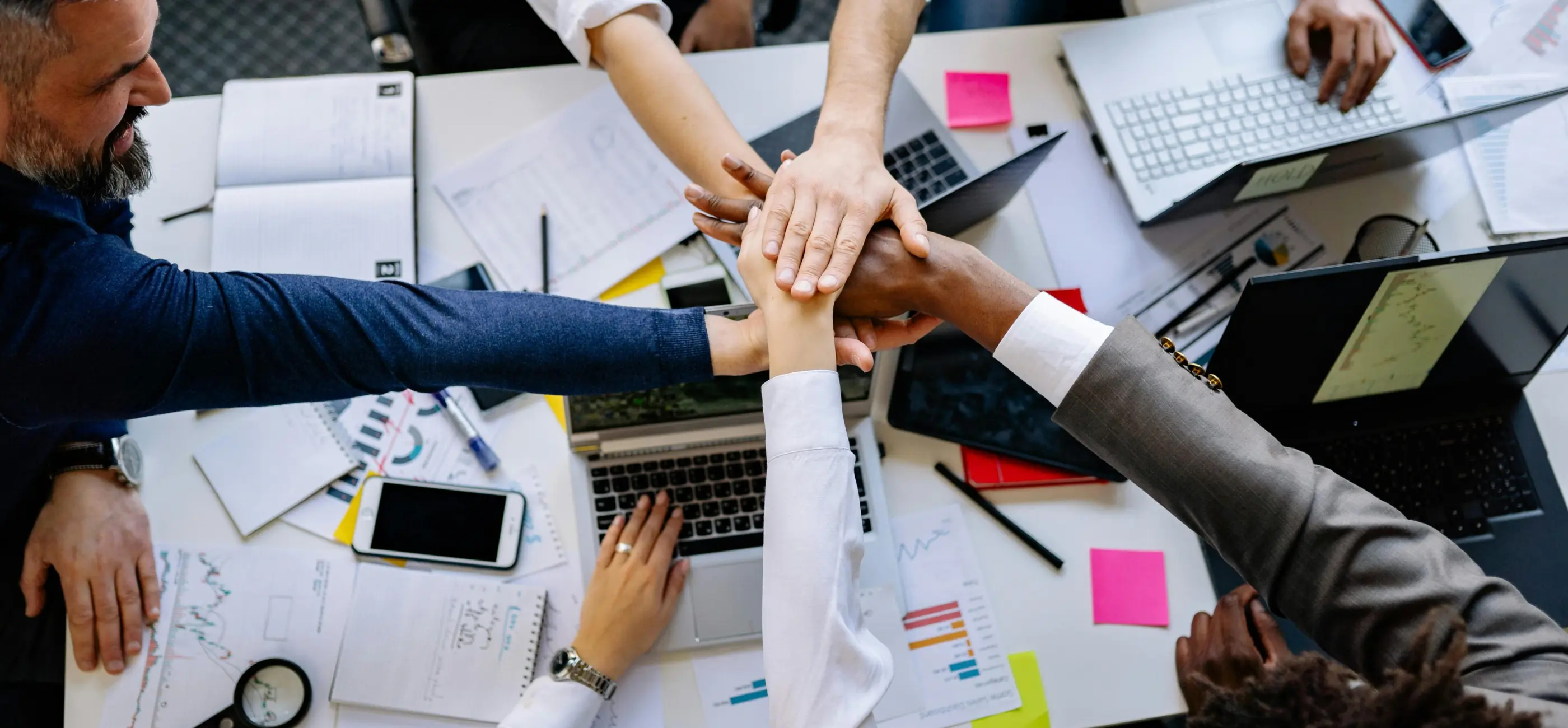 Manos de un equipo de trabajo