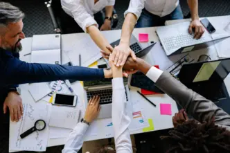 Manos de un equipo de trabajo