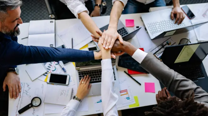 Manos de un equipo de trabajo