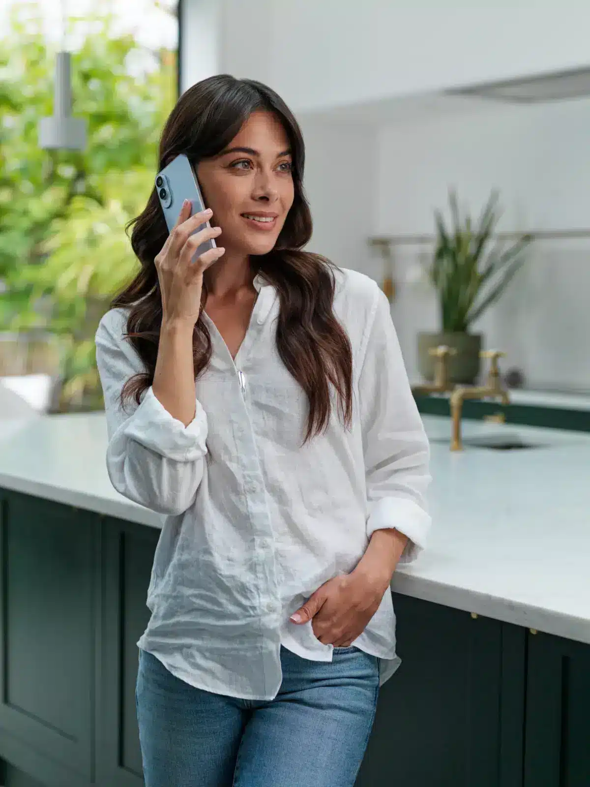 Mujer hablando por teléfono