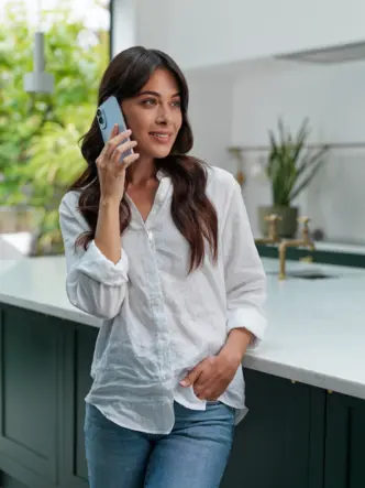 Mujer hablando por teléfono