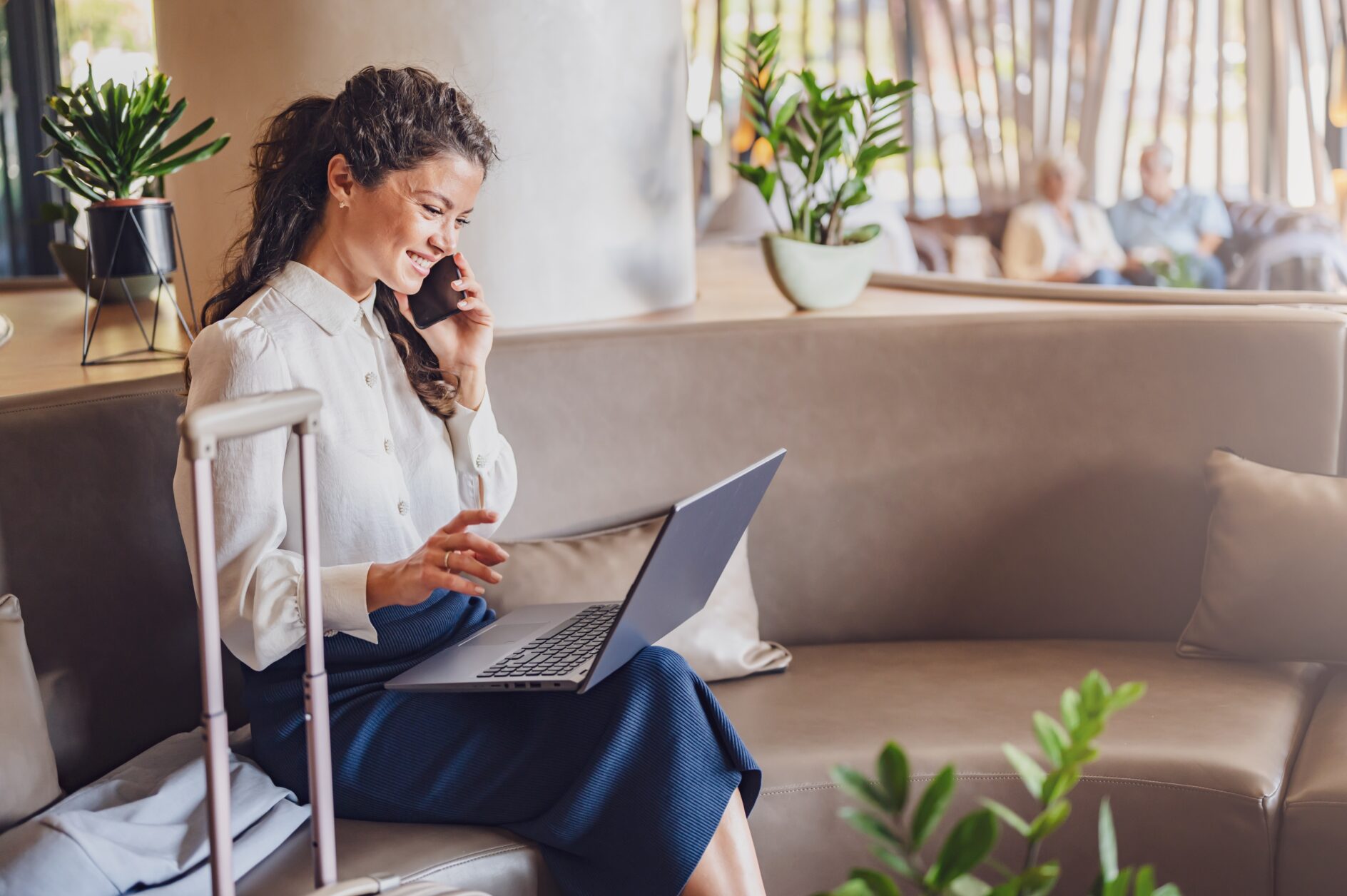 Una mujer usando el móvil