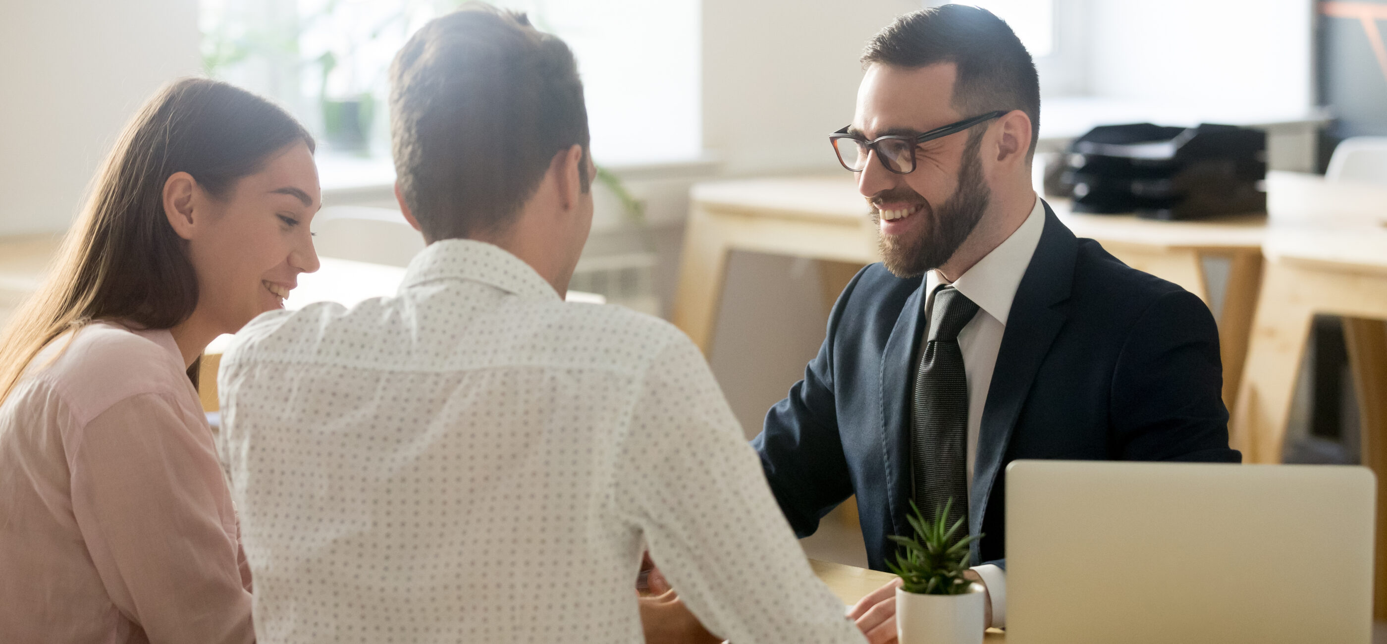 Gestor explicando a clientes