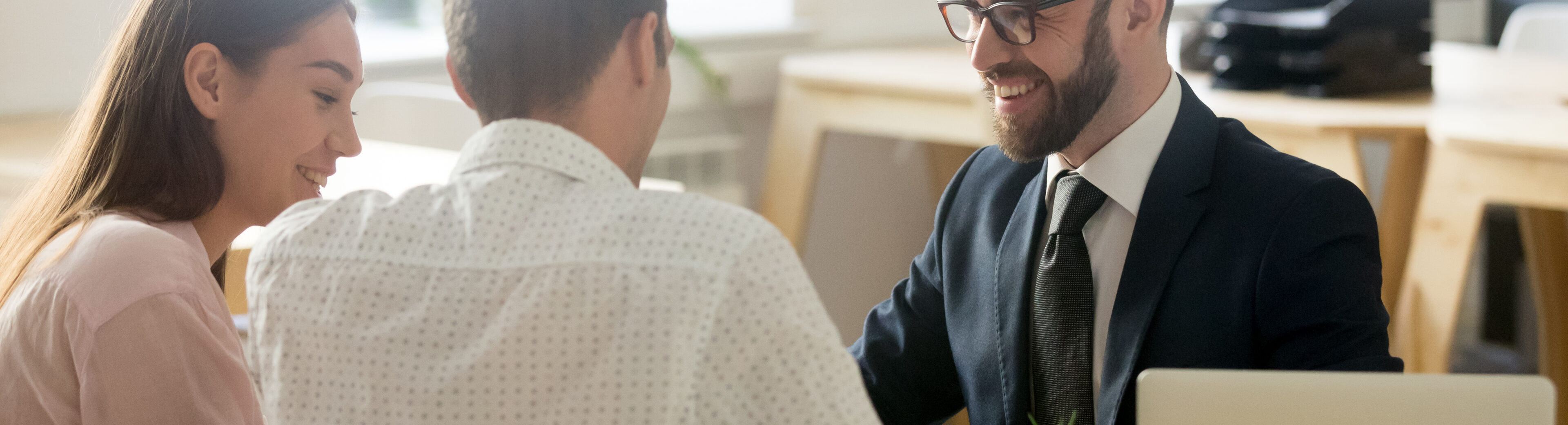 Gestor explicando a clientes