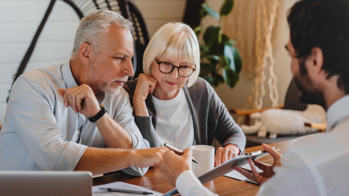 Pareja jubilada con un gestor