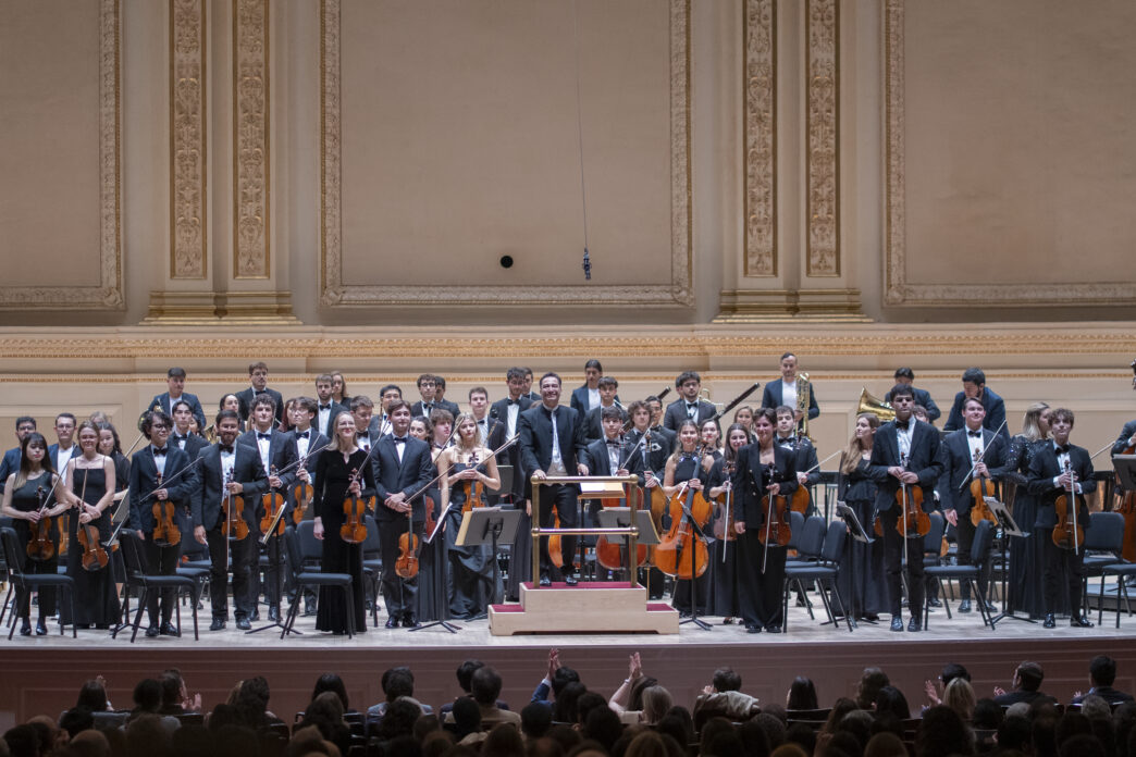 La orquesta saluda tras el concierto