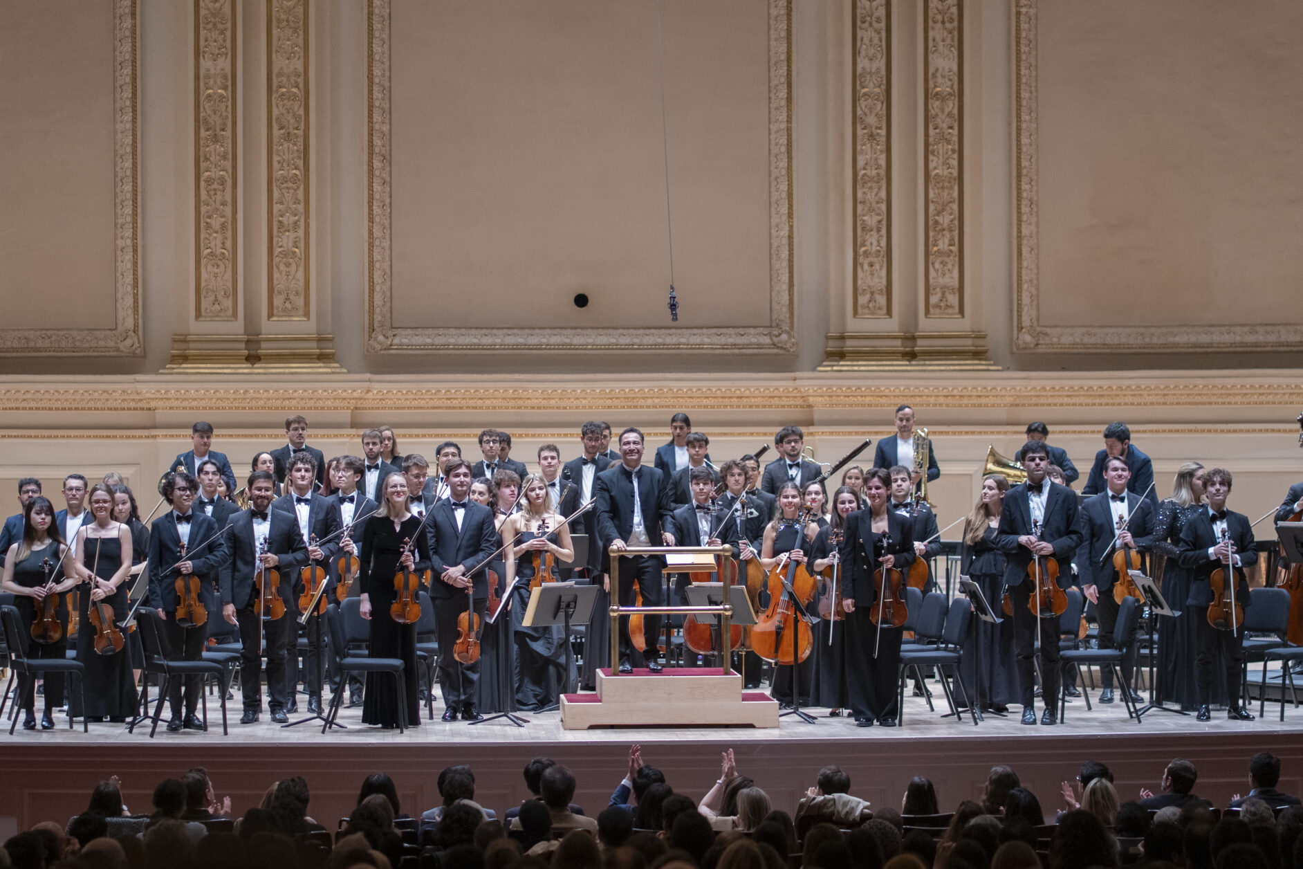 La orquesta saluda tras el concierto