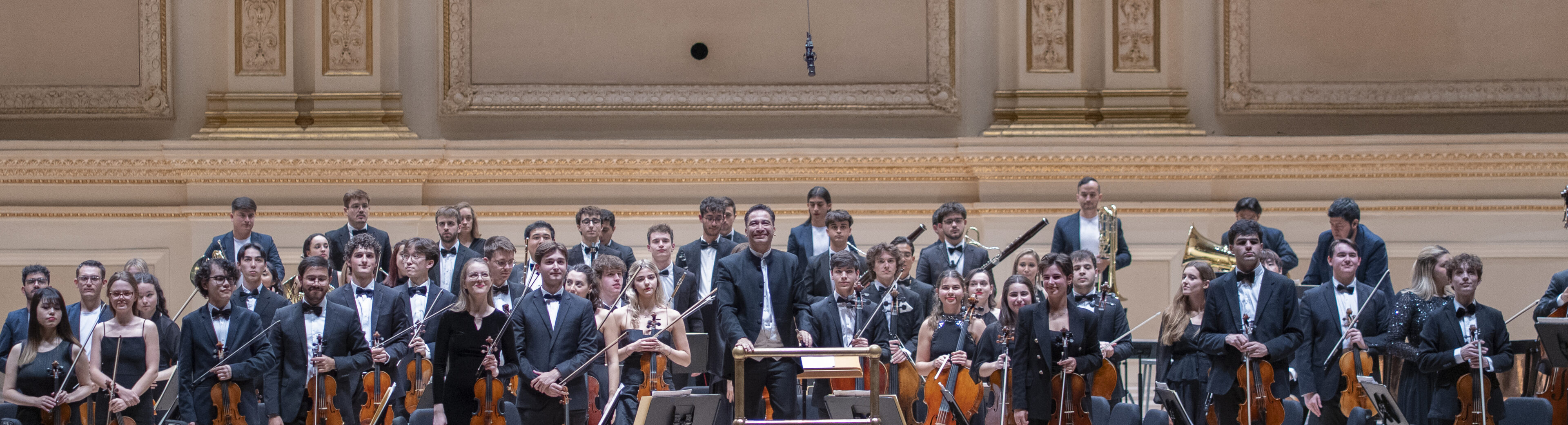 La orquesta saluda tras el concierto