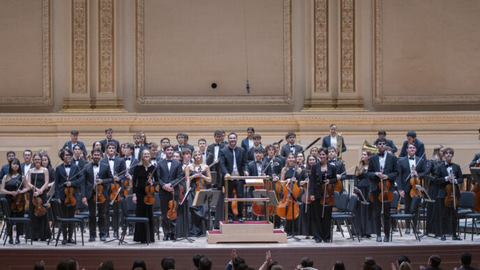 La orquesta saluda tras el concierto