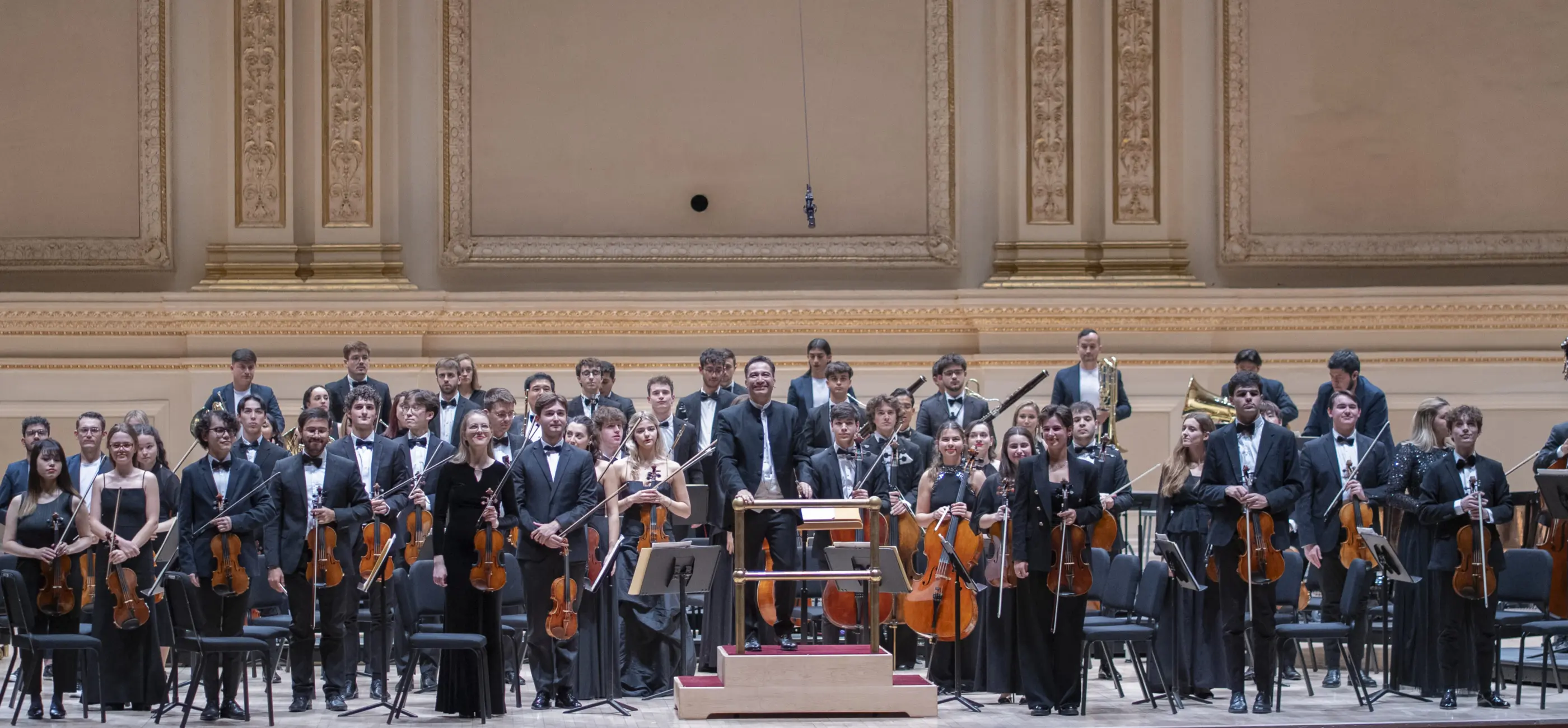 La orquesta saluda tras el concierto
