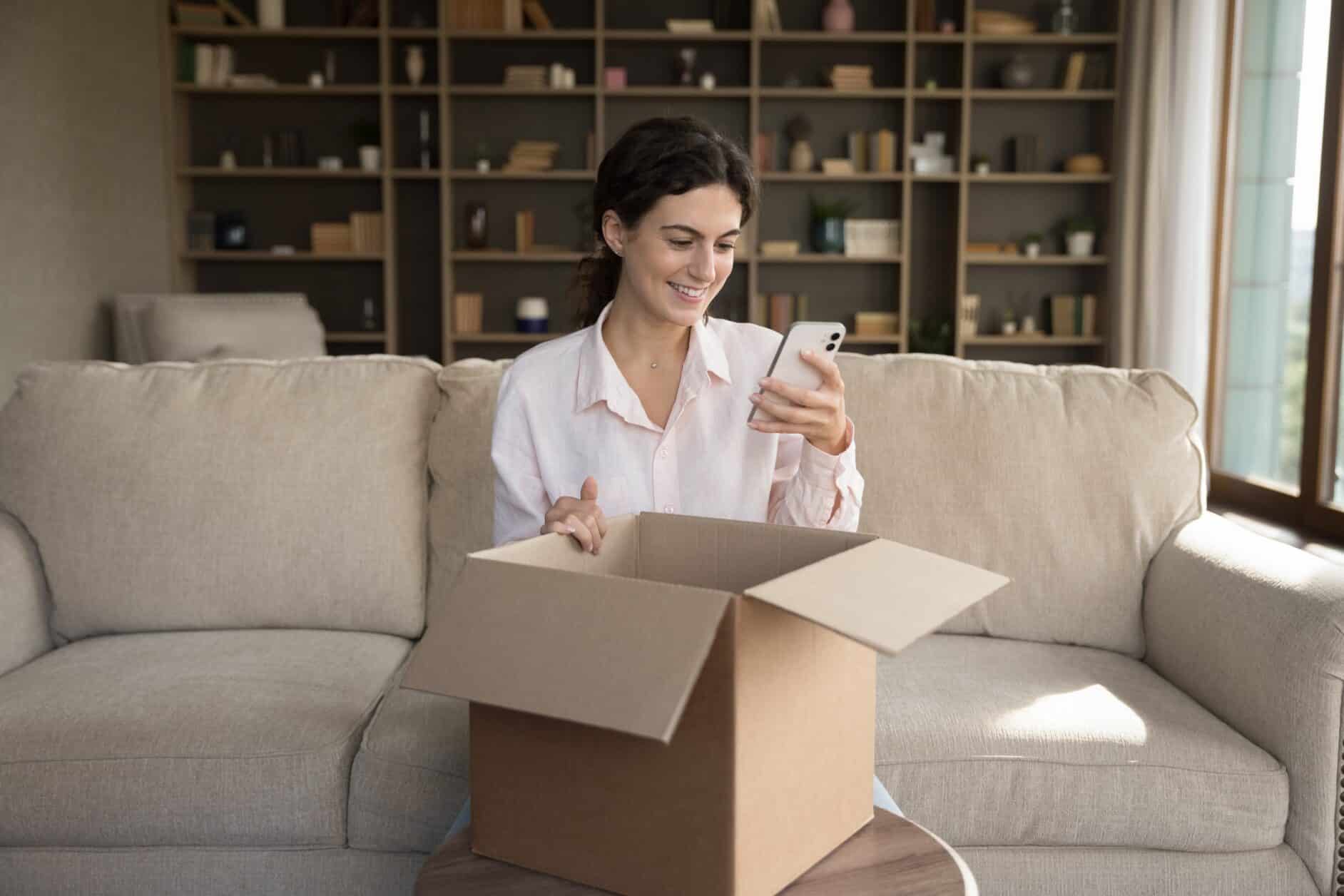 Mujer recibiendo un nuevo teléfono
