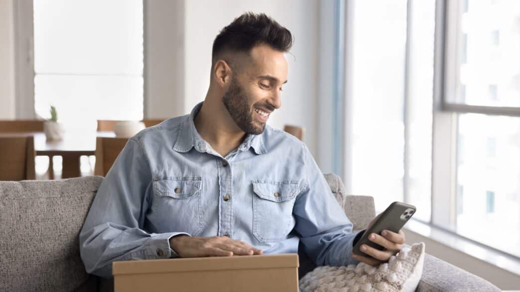 Chico usando un móvil