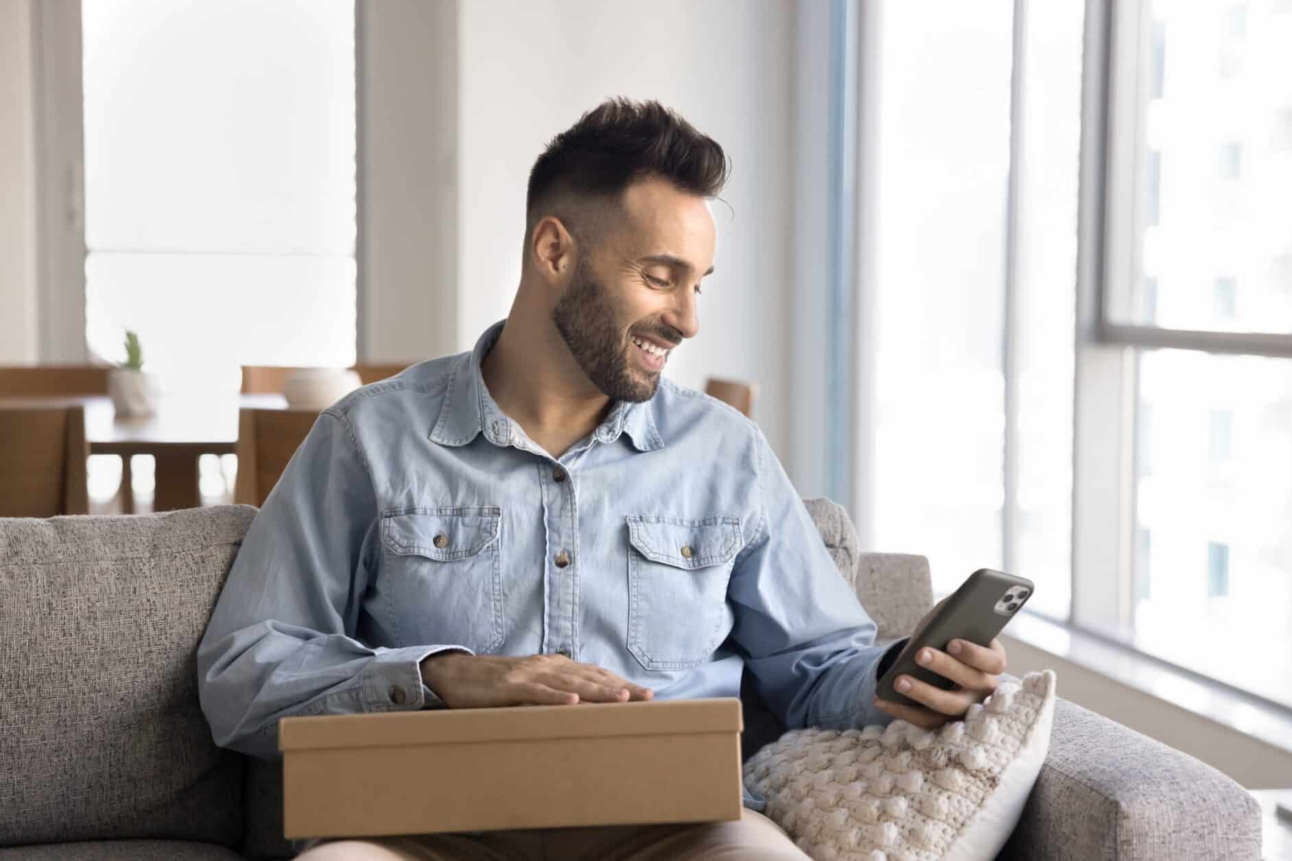 Chico usando un móvil