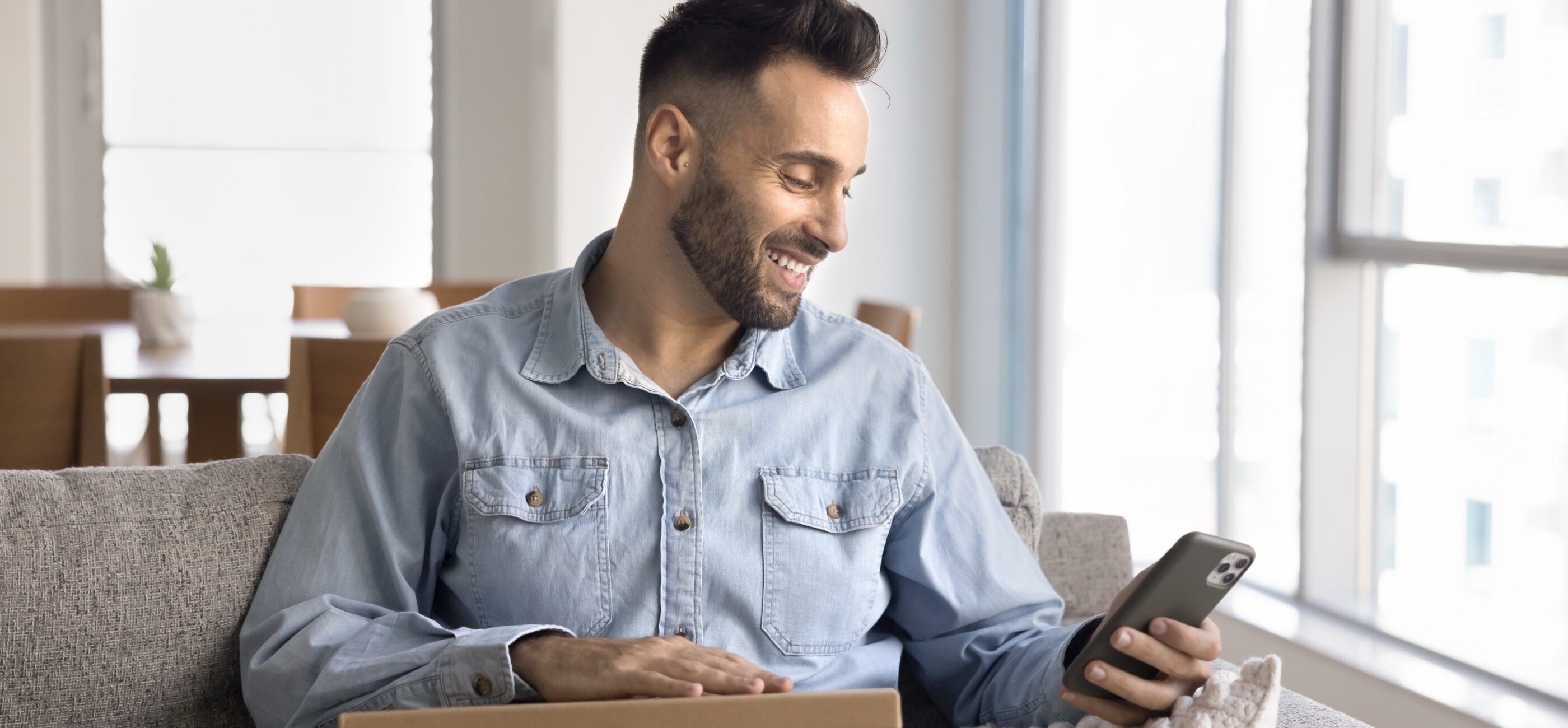 Chico usando un móvil