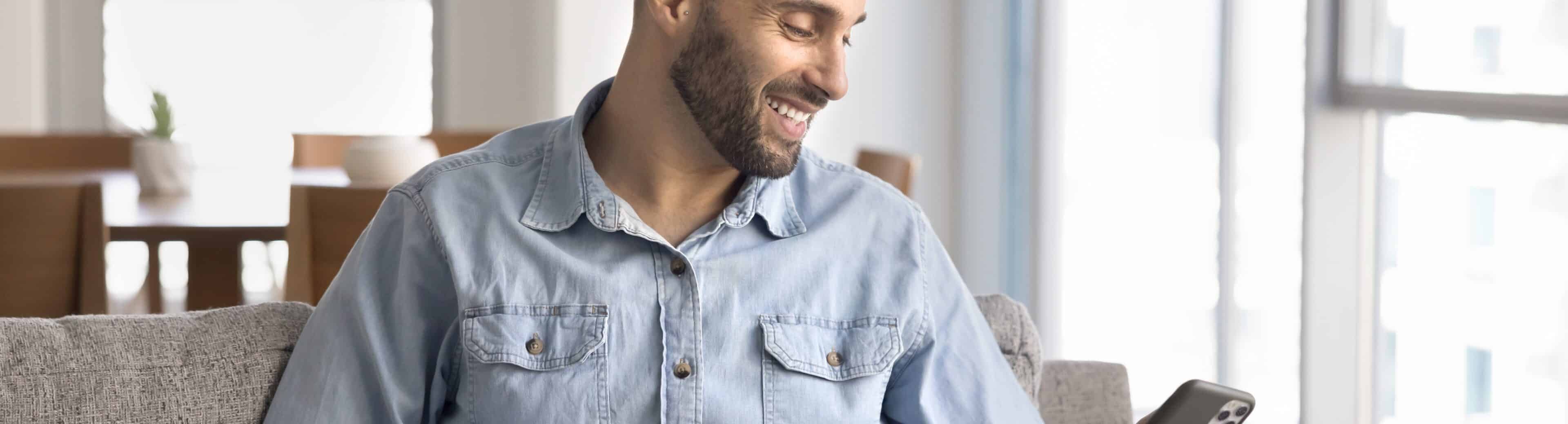 Chico usando un móvil