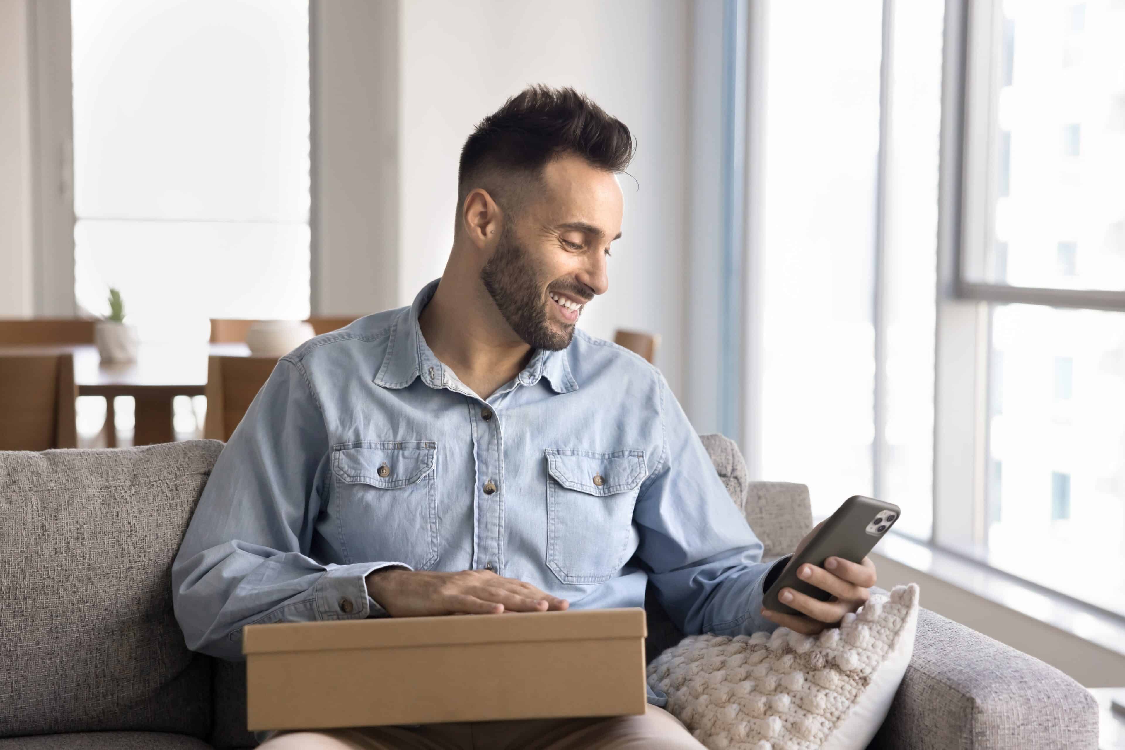 Chico usando un móvil