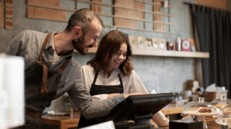 Dos trabajando en una pyme