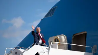 Trump saludando desde un avión