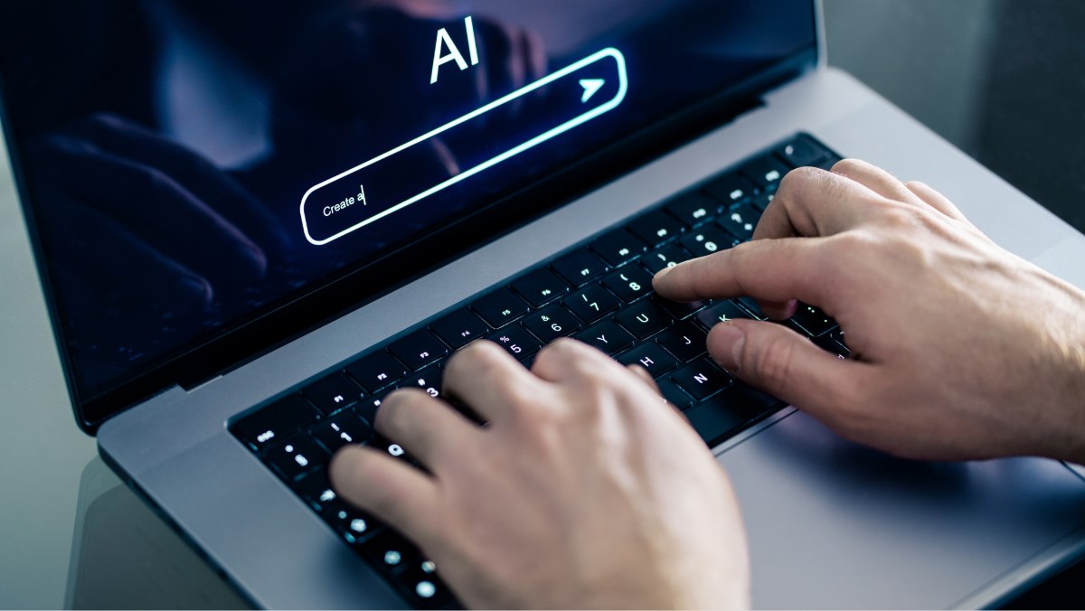 Un empleado trabajando con IA