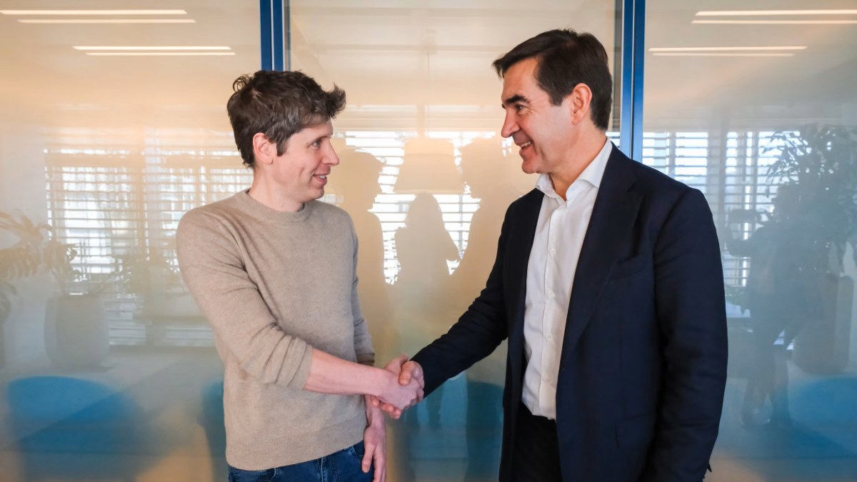 Apretón de manos entre Carlos Torres y Sam Altman
