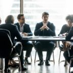 CEO hablando con sus compañeros