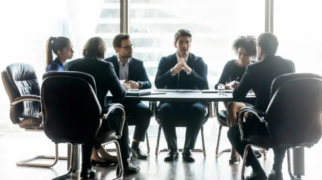 CEO hablando con sus compañeros