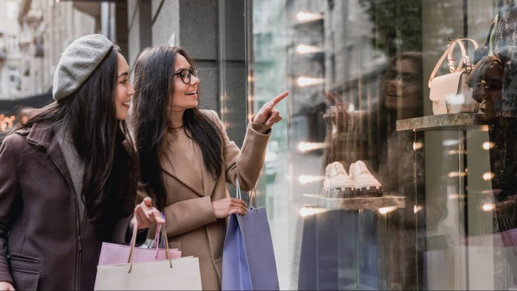 Chicas jóvenes comprando