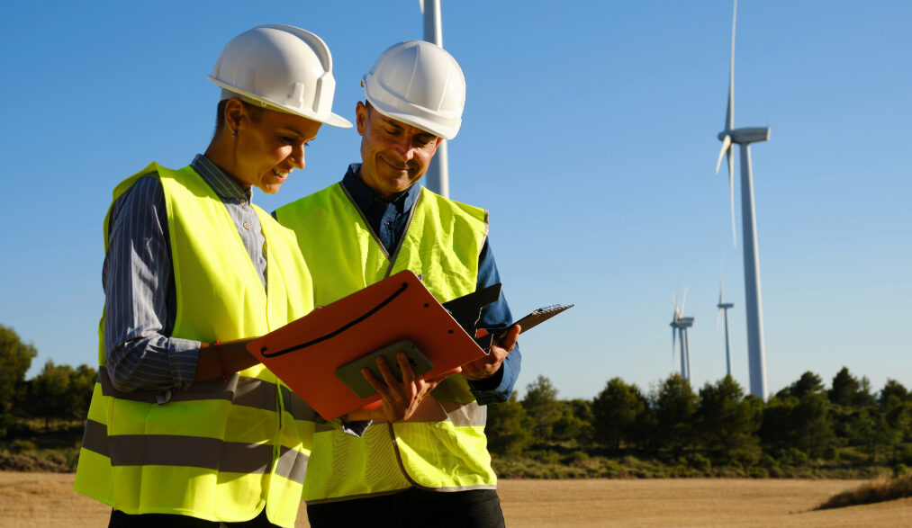 Inspector realizando una revisión