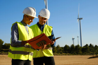 Inspector realizando una revisión