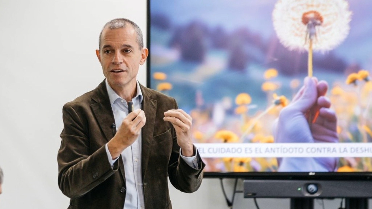 José María Palomares durante una conferencia