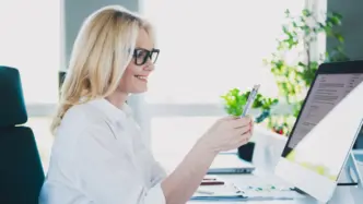 Mujer disfrutando de contenidos digitales