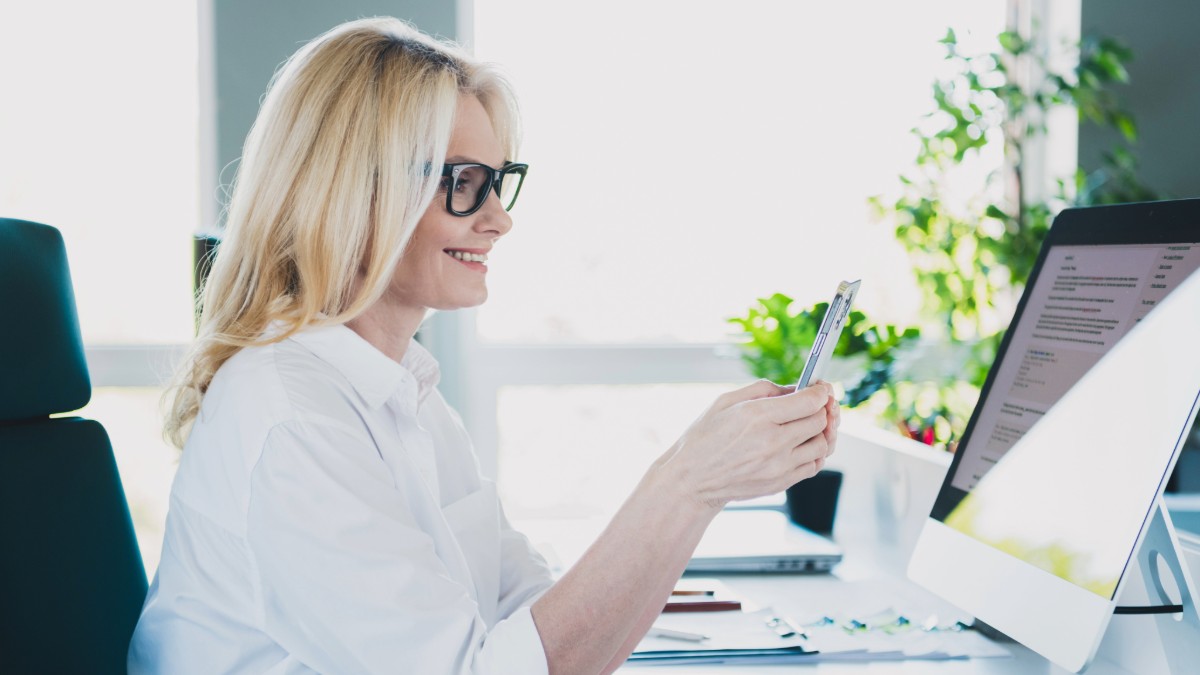 Mujer disfrutando de contenidos digitales