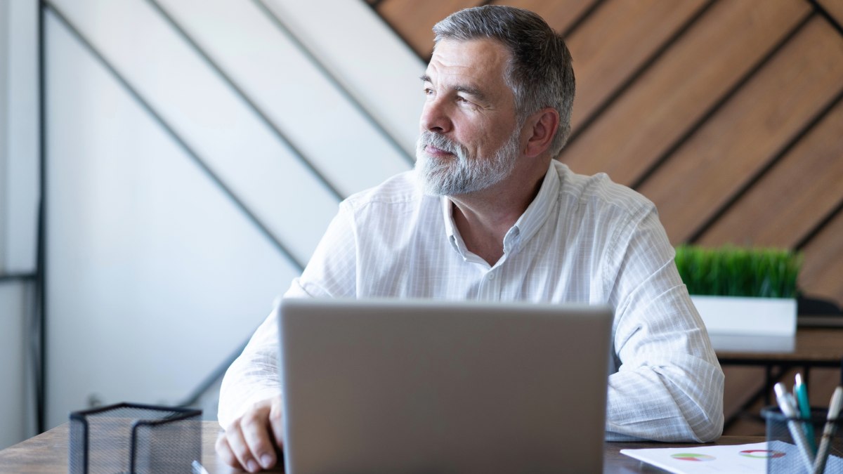 Un trabajador freelance sénior