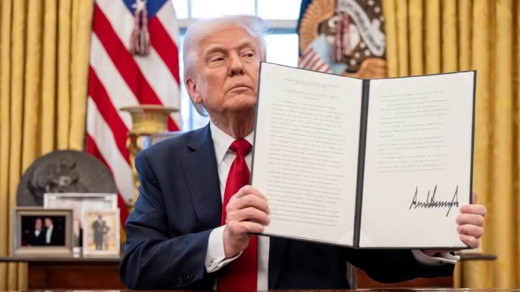 Trump firmando una ley