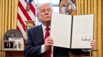 Trump firmando una ley