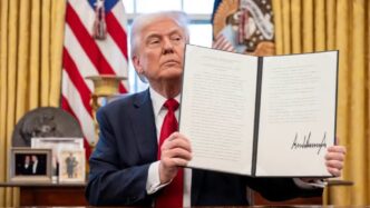 Trump firmando una ley