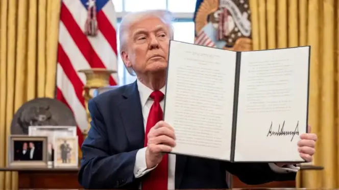 Trump firmando una ley