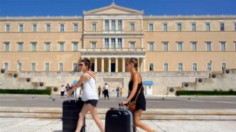 Dos turistas caminando