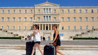 Dos turistas caminando