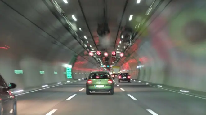 Coches en un túnel