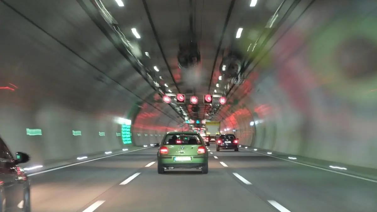Coches en un túnel