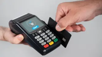 Persona pagando con tarjeta