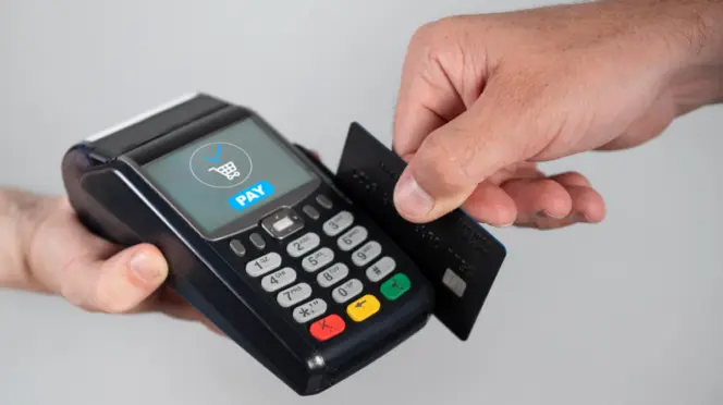 Persona pagando con tarjeta