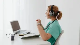 Chica llamando por teléfono