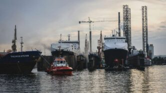 Barcos en un puerto marítimo