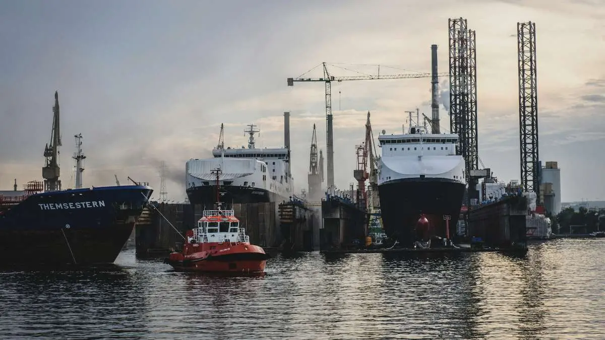 Barcos en un puerto marítimo