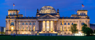 Es el Reichstag, la sede del Parlamento de Alemania (Bundestag), situado en Berlín.