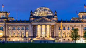 Es el Reichstag, la sede del Parlamento de Alemania (Bundestag), situado en Berlín.