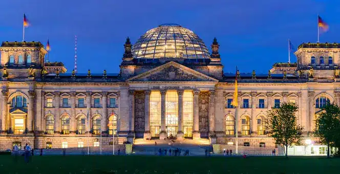 Es el Reichstag, la sede del Parlamento de Alemania (Bundestag), situado en Berlín.